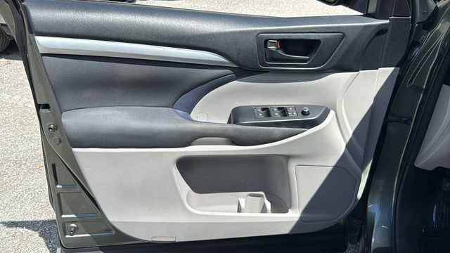 Used 2017 Toyota Highlander LE FWD image 17