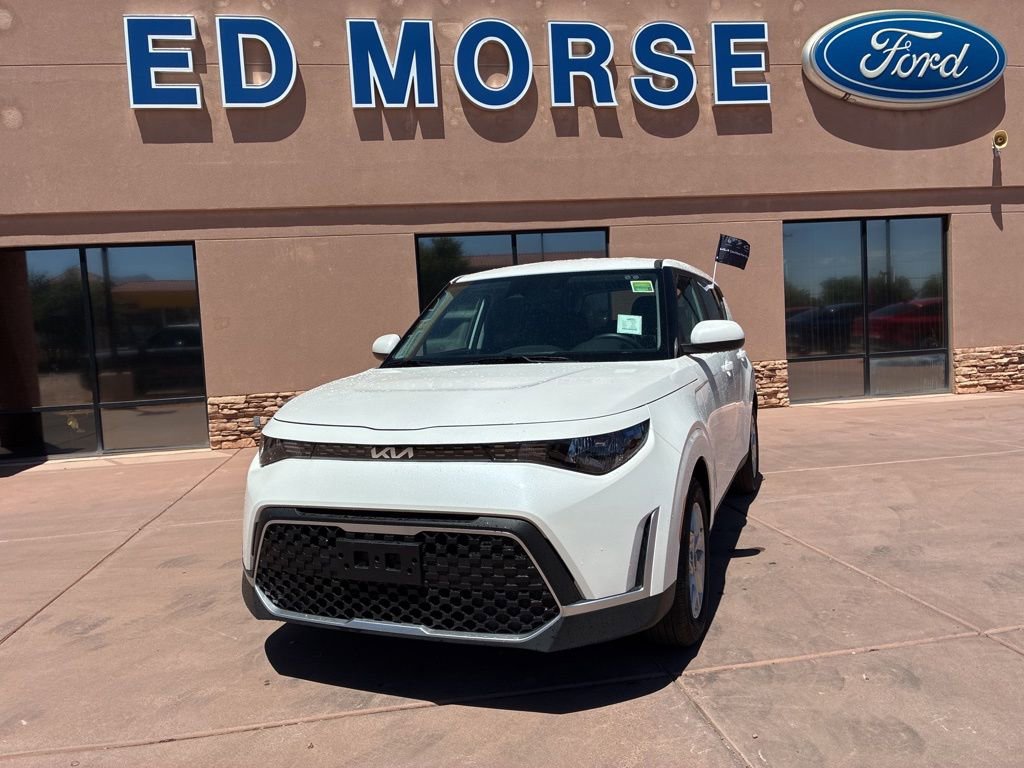 Used 2025 Kia Soul LX FWD image 1