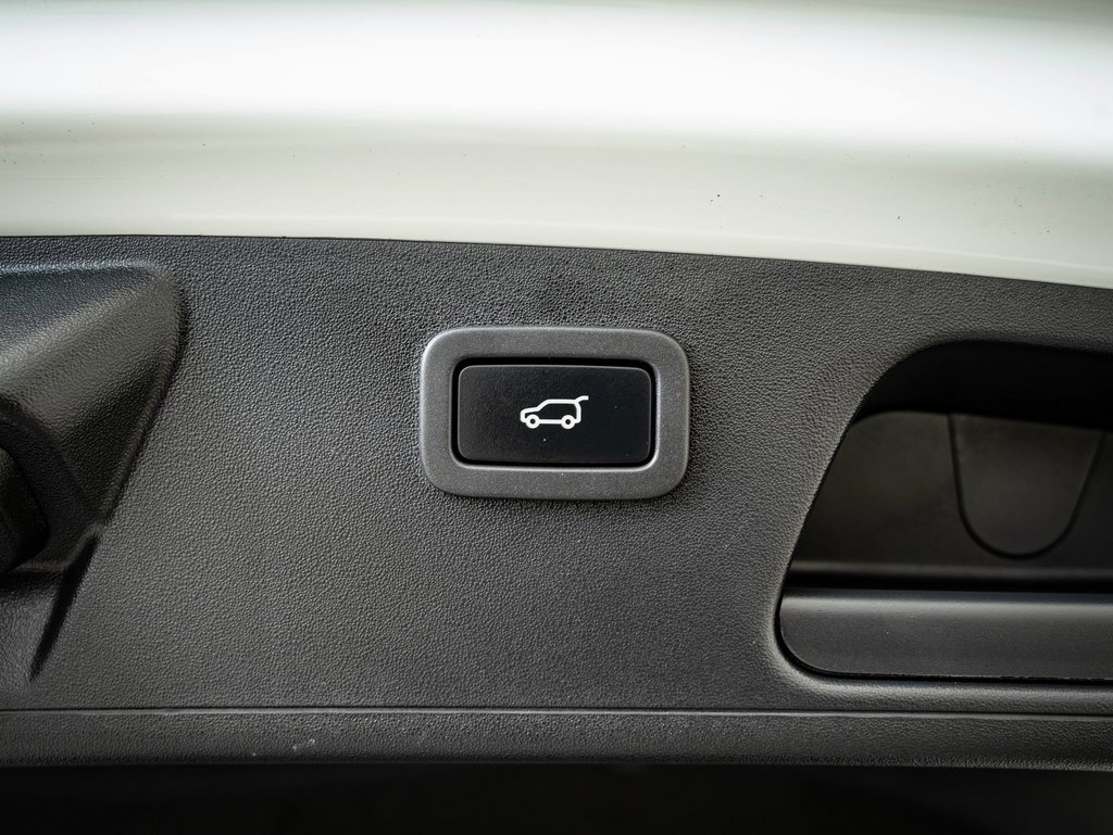 Used 2022 Jaguar E-PACE SE image 17