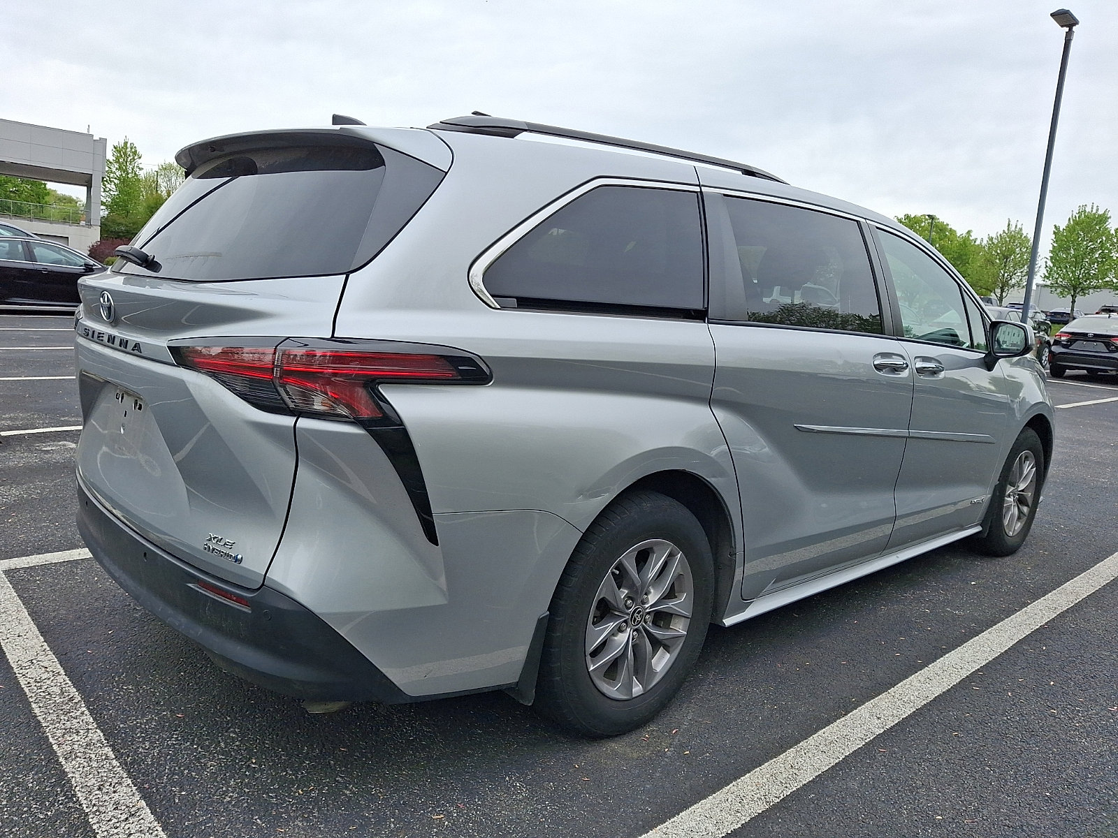 Used 2021 Toyota Sienna XLE w/ XLE Plus Package FWD image 4
