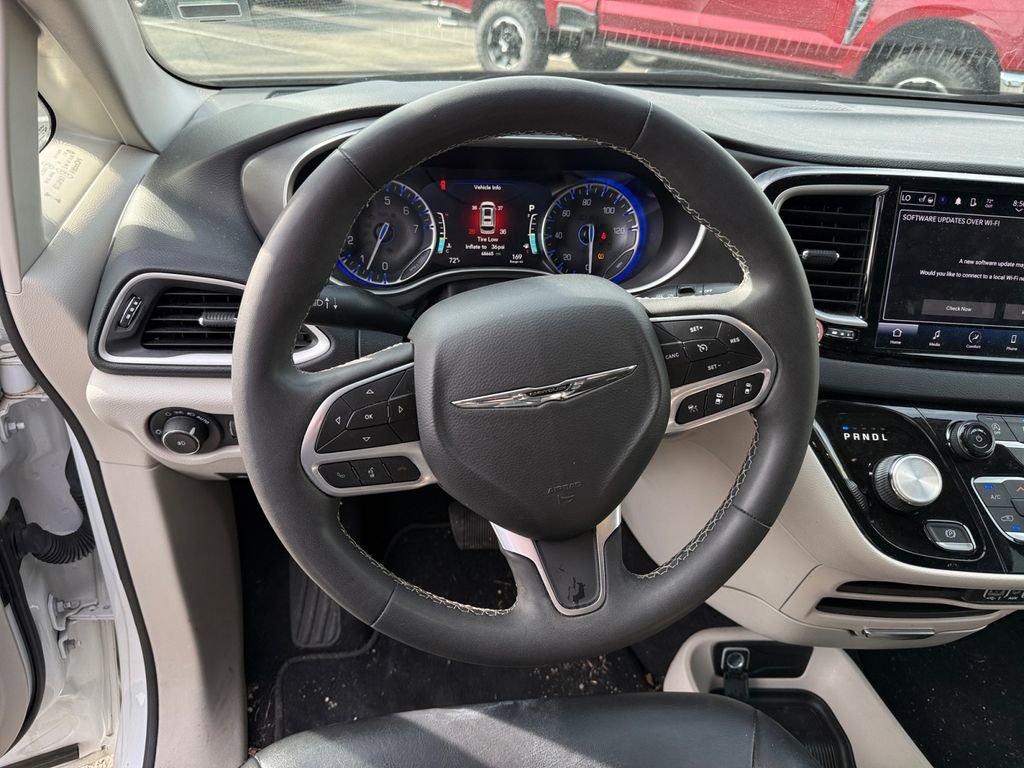 Used 2023 Chrysler Pacifica Touring-L image 15