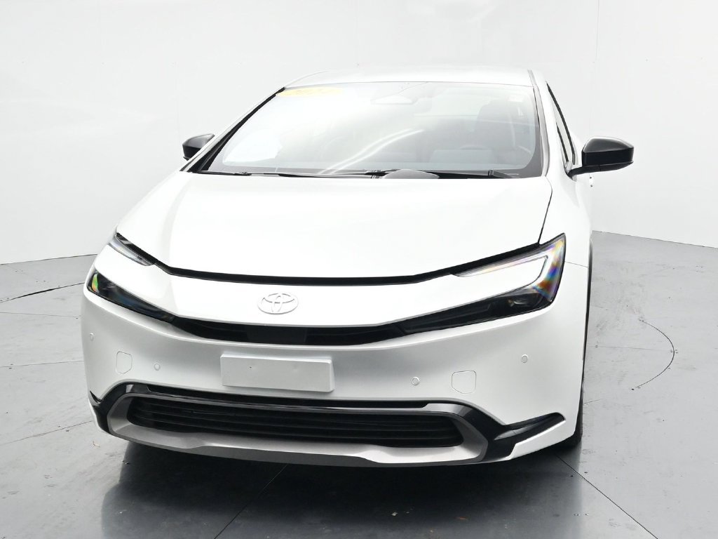 Used 2024 Toyota Prius XLE FWD image 3