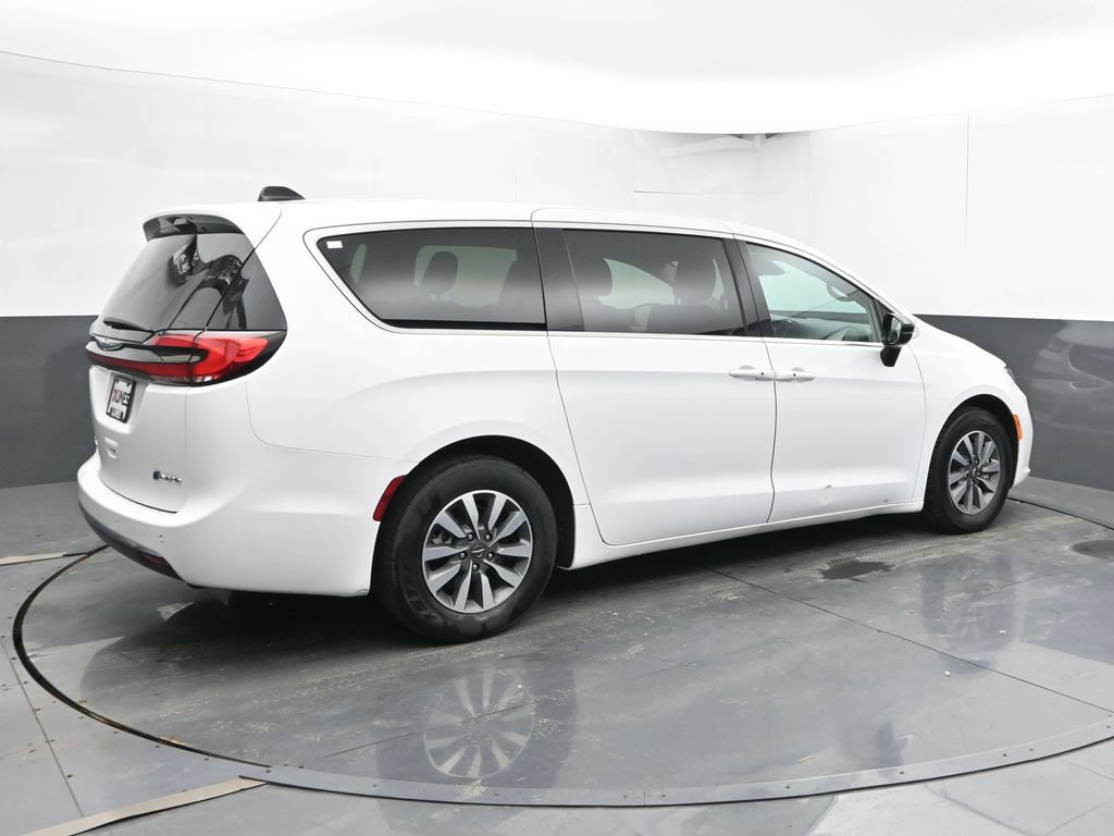 Used 2024 Chrysler Pacifica Limited FWD image 3