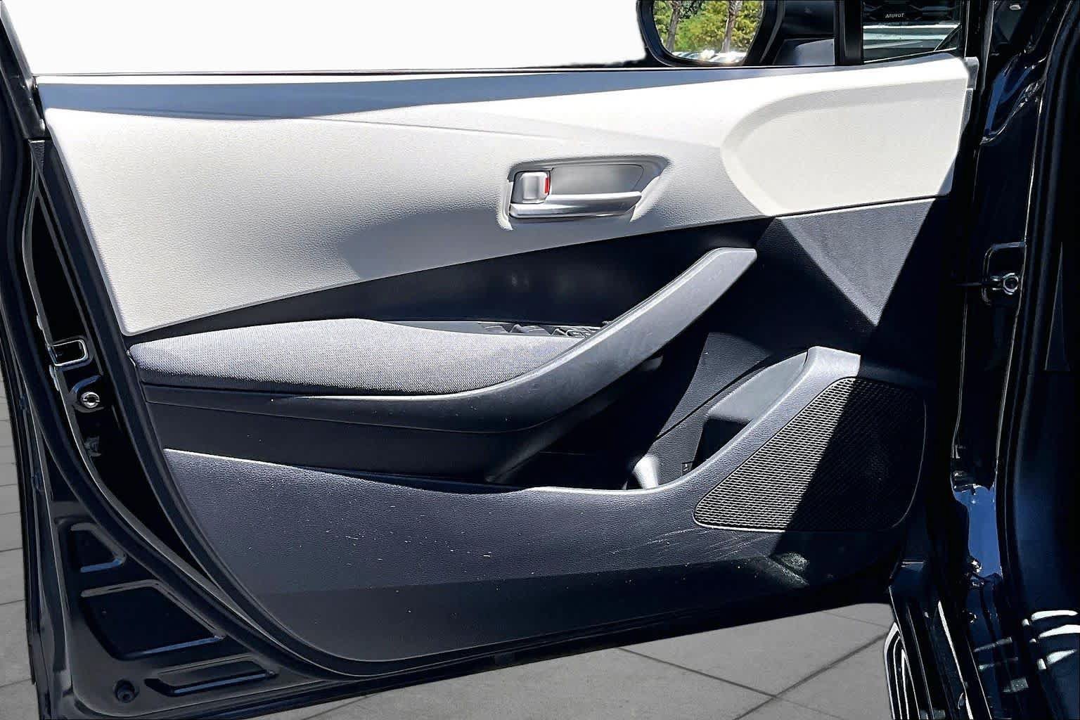 Used 2021 Toyota Corolla LE w/ Carpet Mat Package (TMS) FWD image 21
