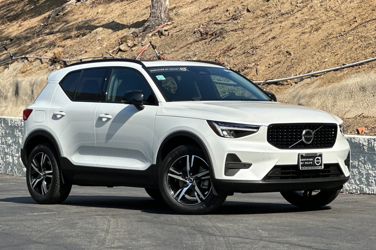 Certified 2026 Volvo XC40 B4 Core w/ Protection Package FWD image 2