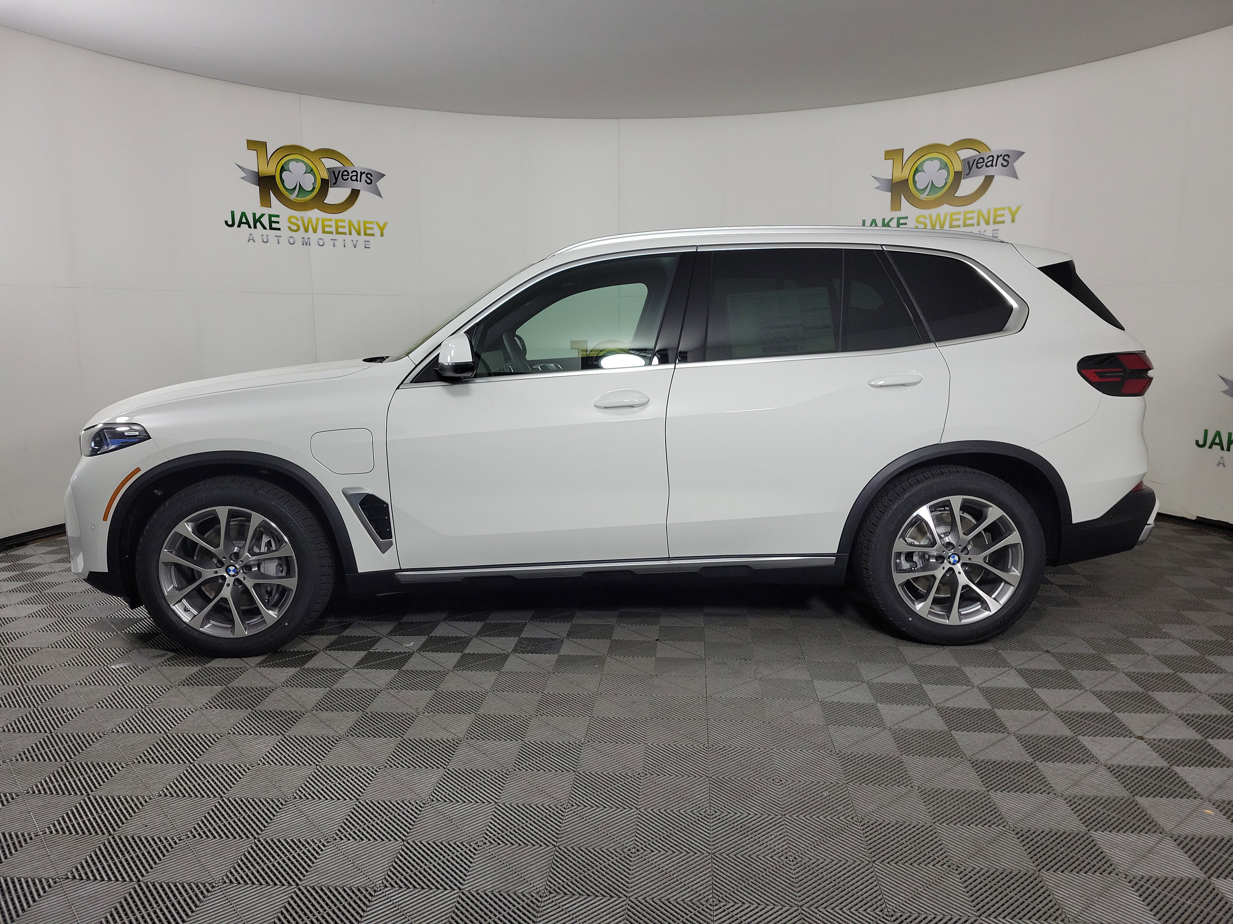 New 2026 BMW X5 xDrive50e image 4