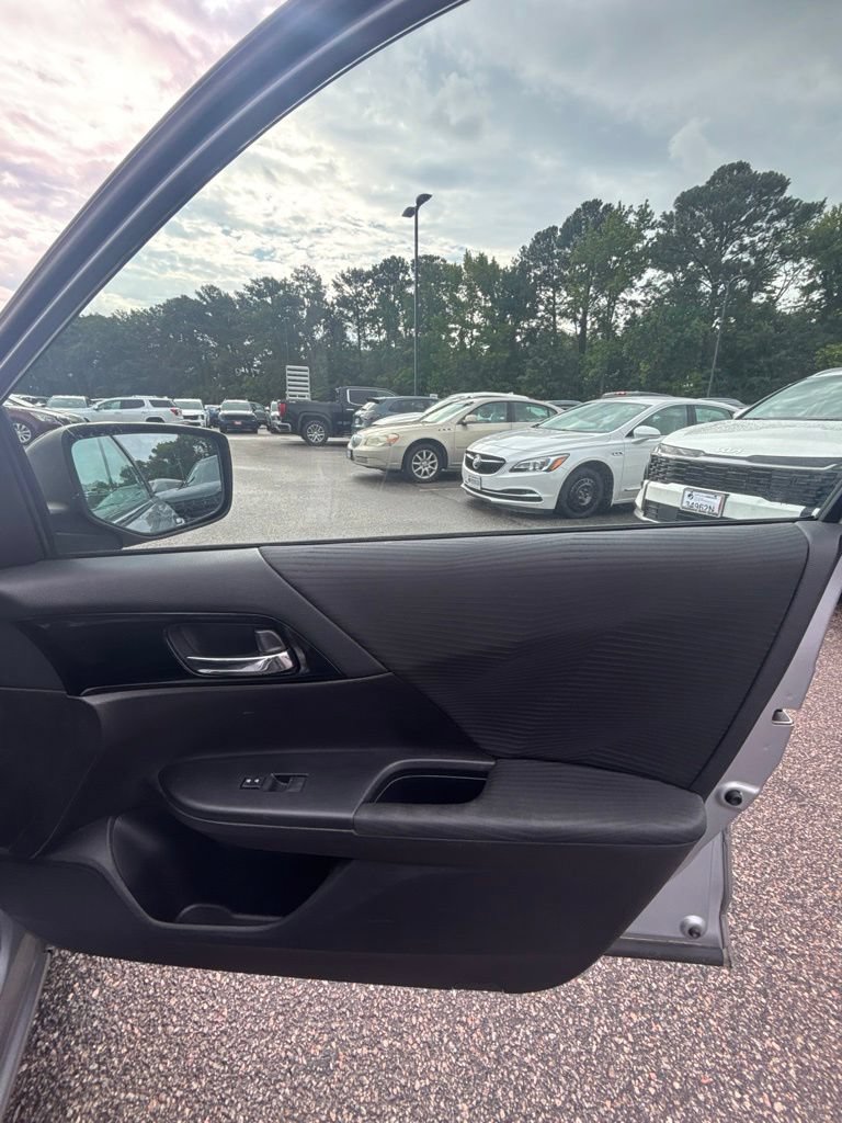 Used 2017 Honda Accord LX image 22