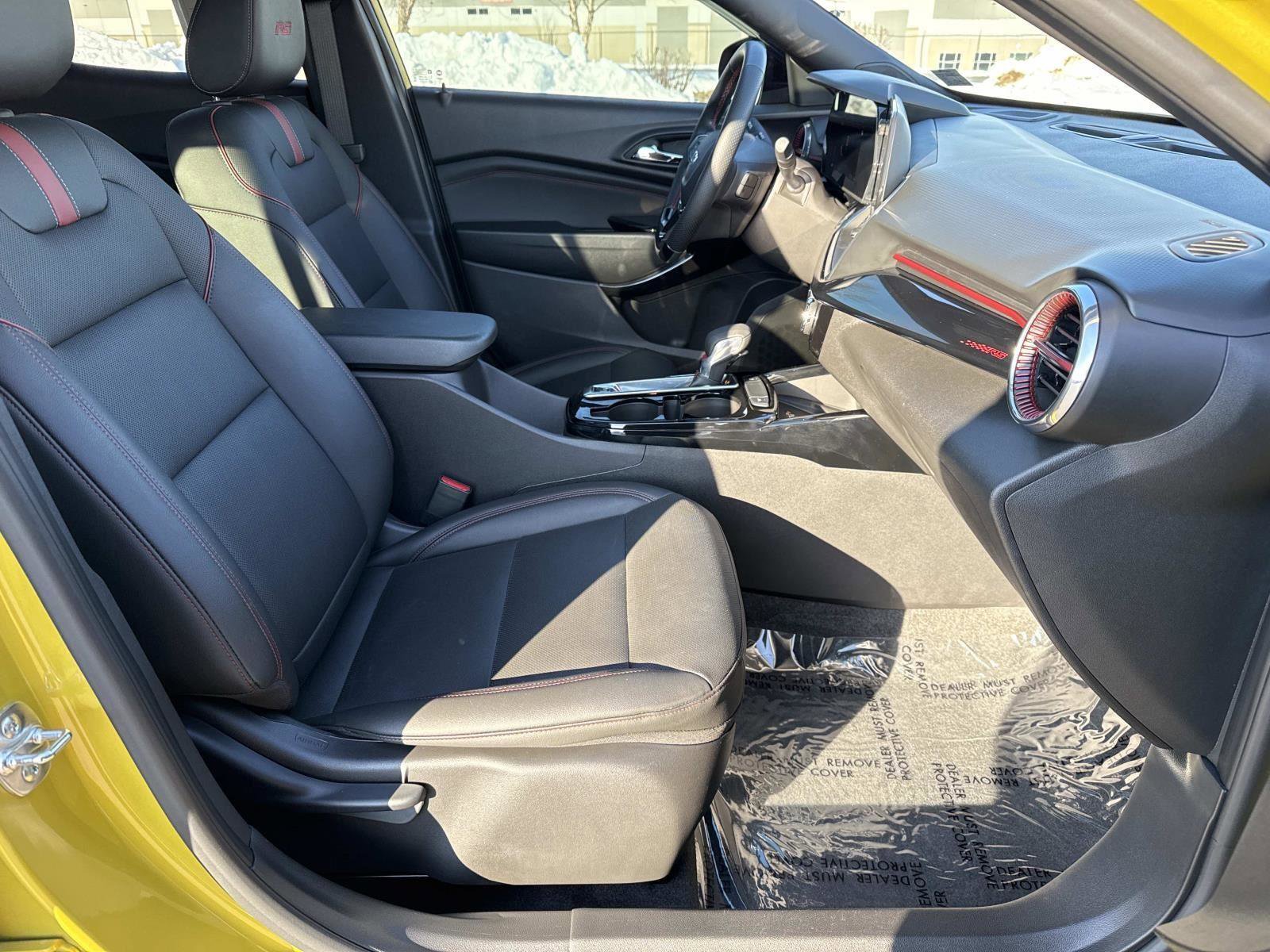 Used 2025 Chevrolet Trax RS w/ Sunroof Package image 19