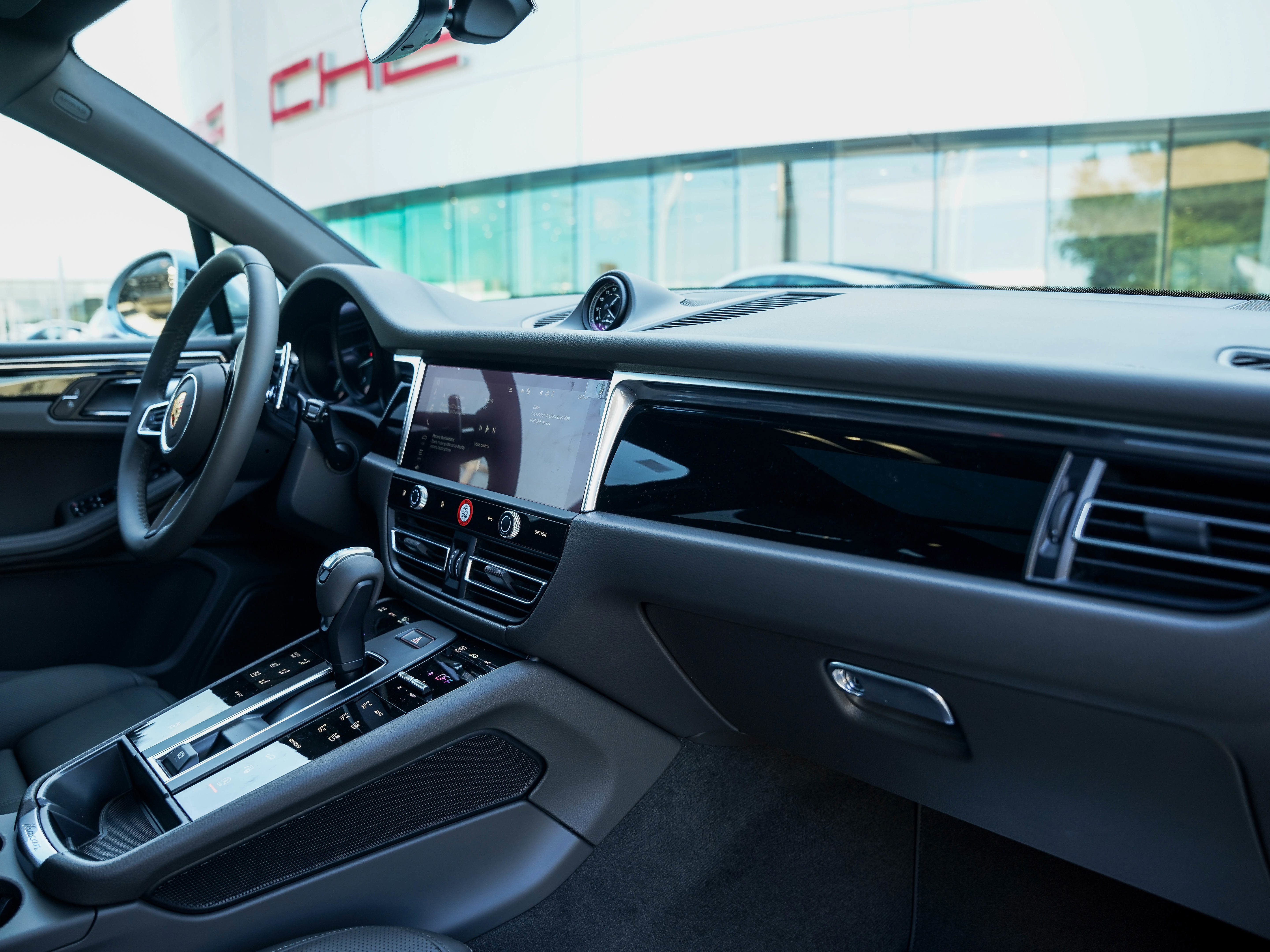 Certified 2025 Porsche Macan image 32