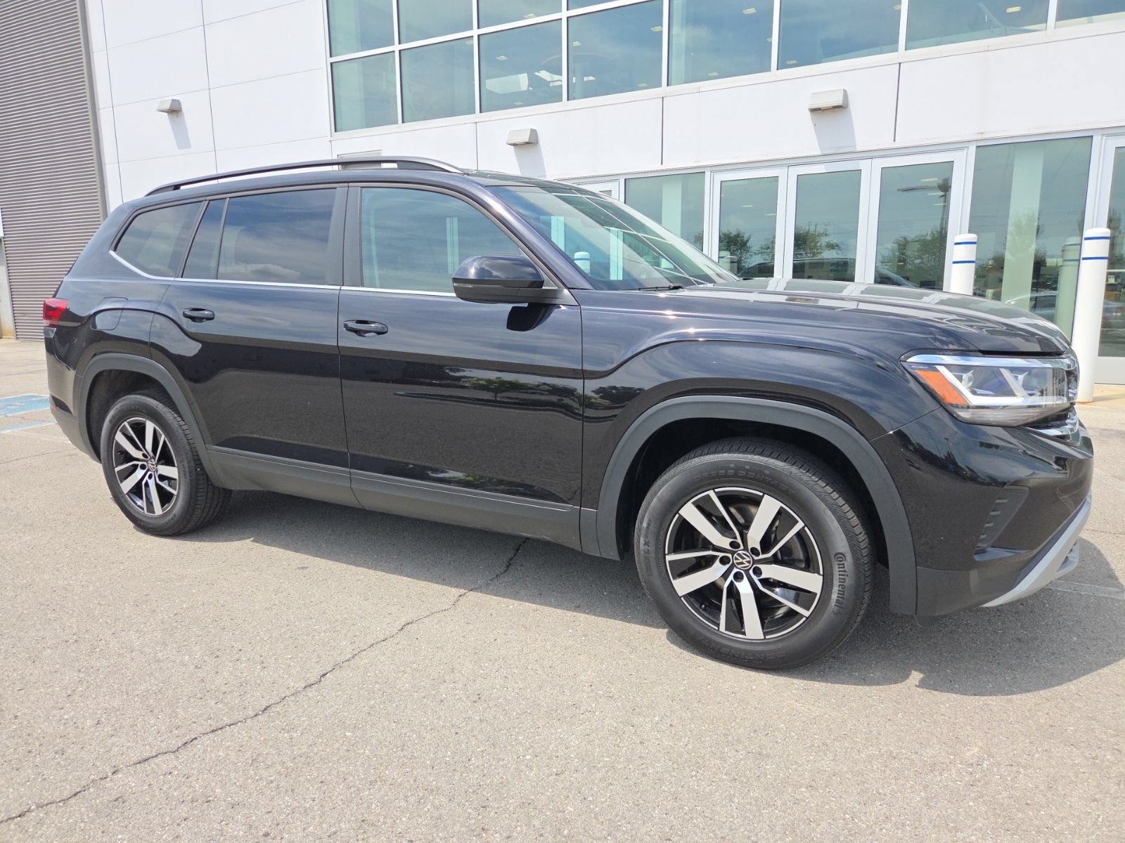 Used 2023 Volkswagen Atlas SE AWD/4WD image 3