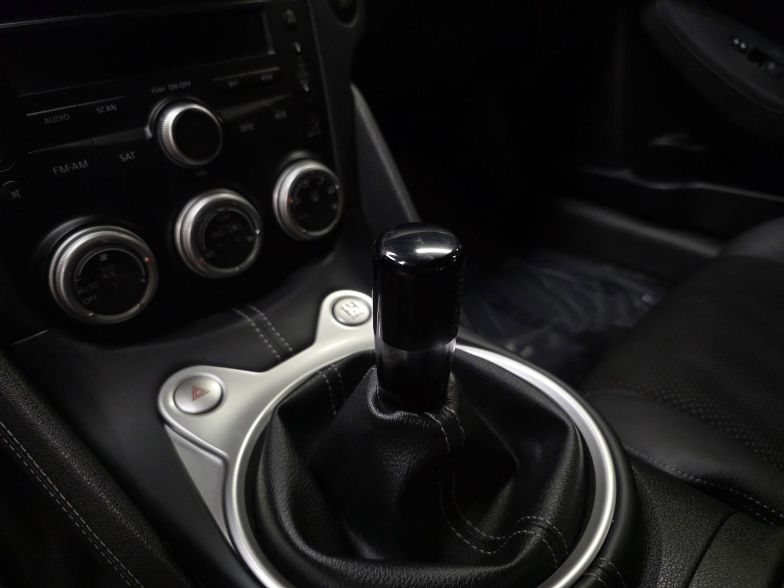 Used 2009 Nissan 370Z Touring w/ Sport Pkg RWD image 2