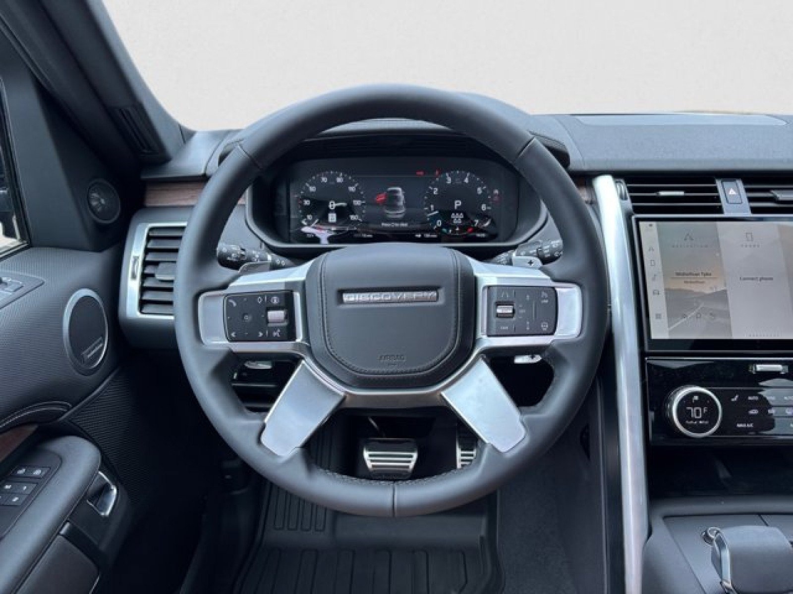 Used 2025 Land Rover Discovery Dynamic SE AWD/4WD image 15