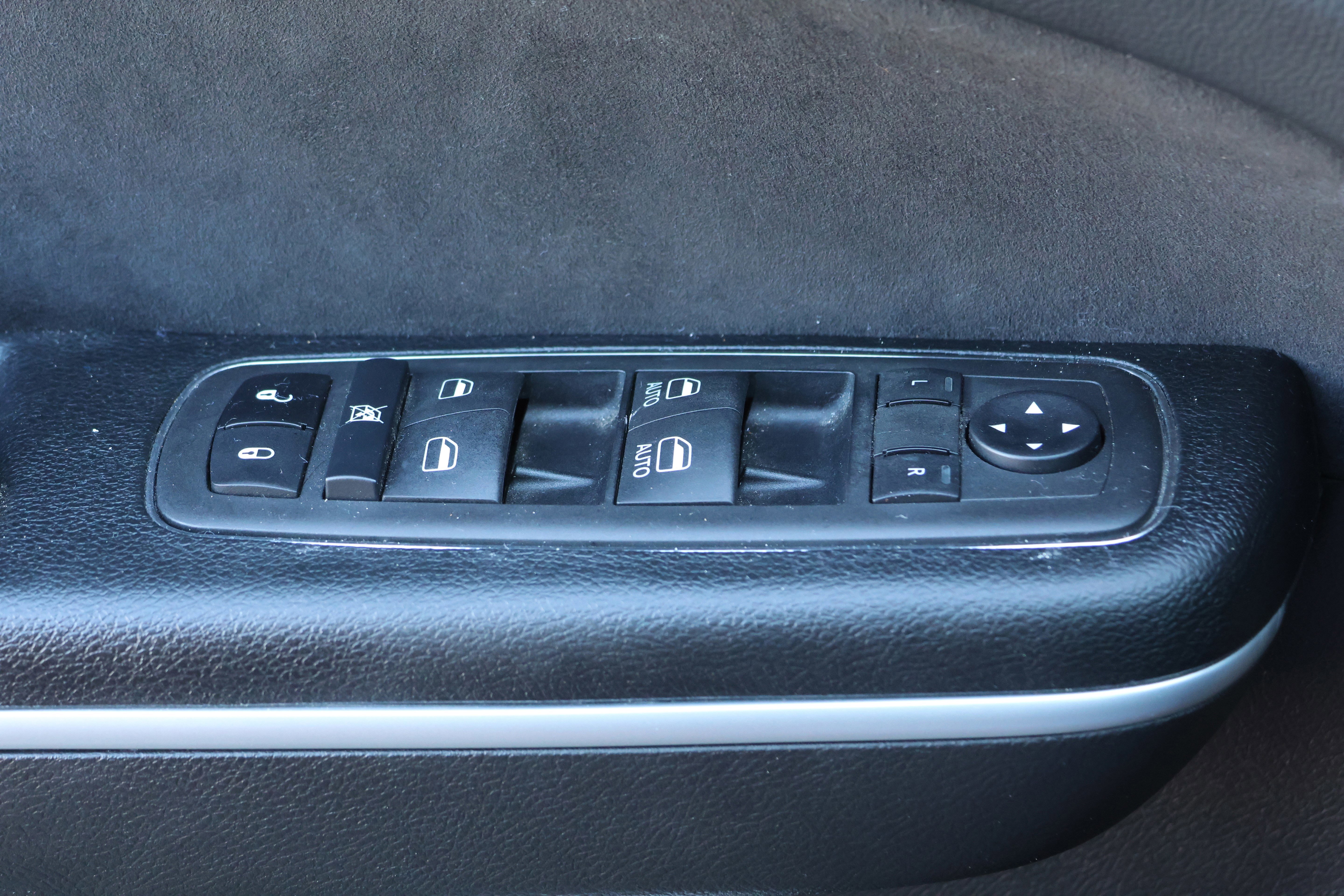 Used 2023 Chrysler 300 C image 14