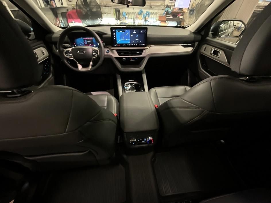 Used 2025 Ford Explorer Active w/ Active Comfort Package AWD/4WD image 3