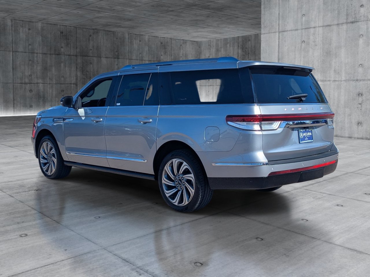 Used 2024 Lincoln Navigator L 4WD image 3