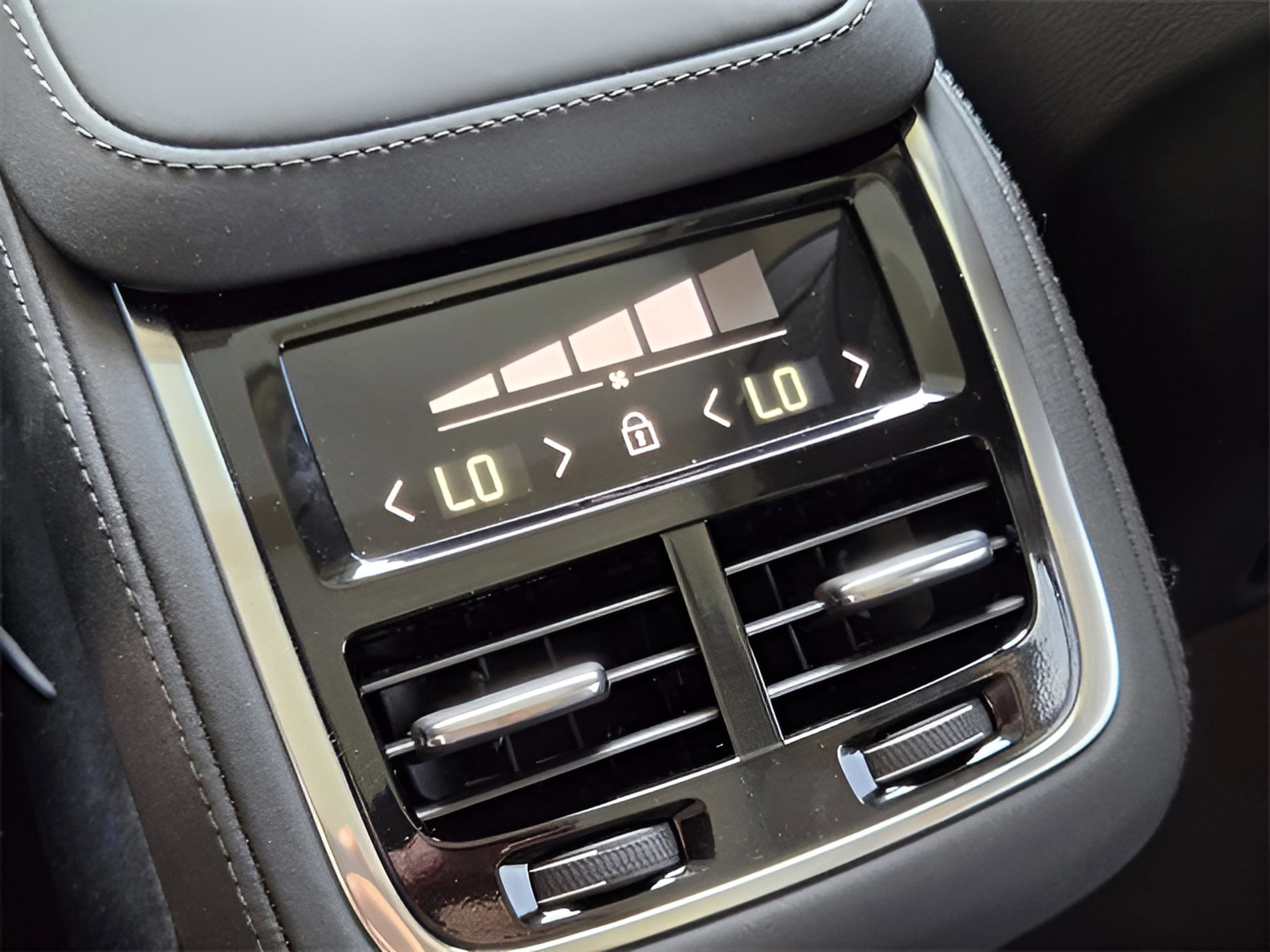 Used 2025 Volvo XC90 B6 Core w/ Protection Package image 26