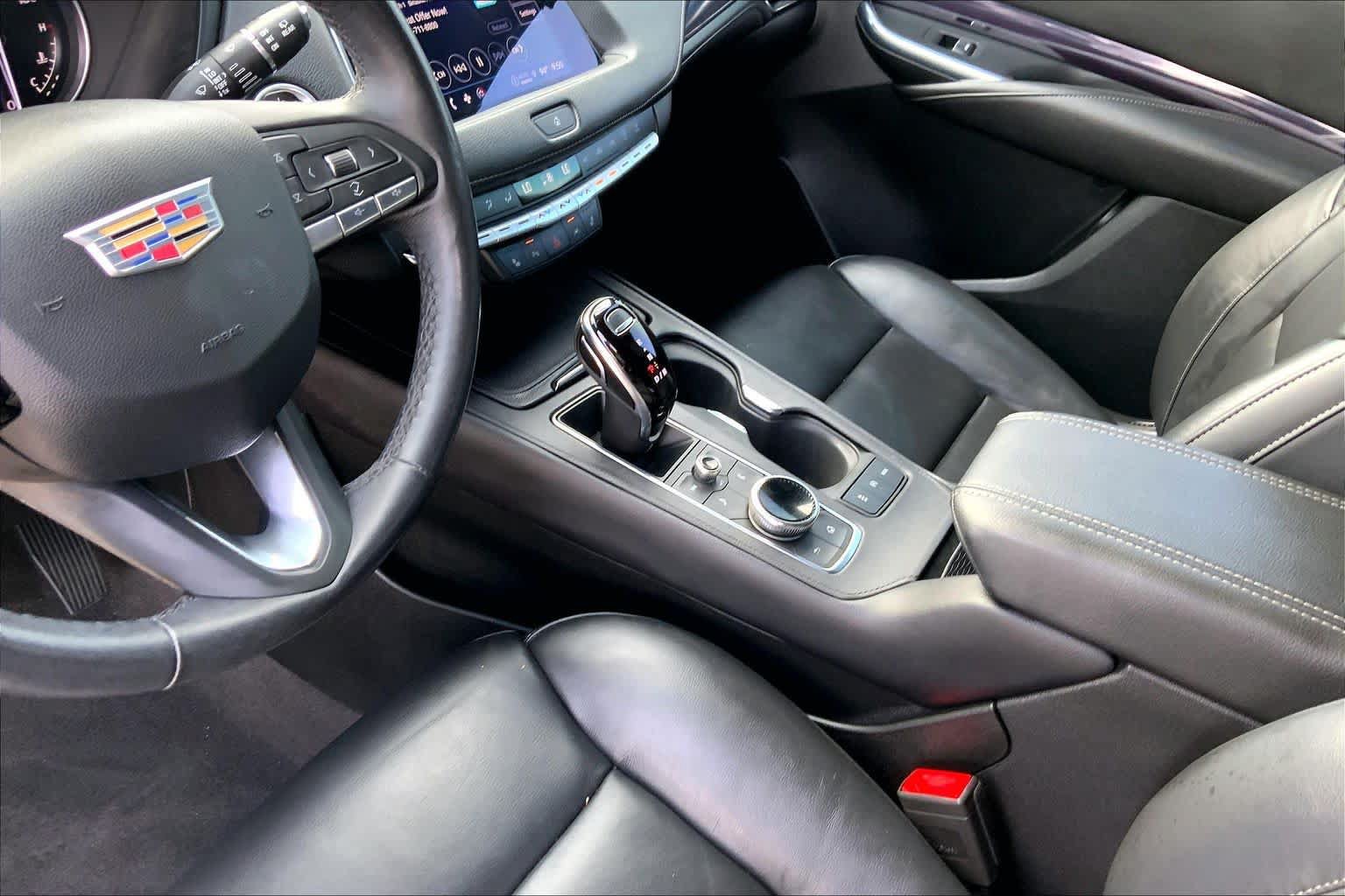 Used 2023 Cadillac XT4 Luxury w/ Cold Weather Package FWD image 32