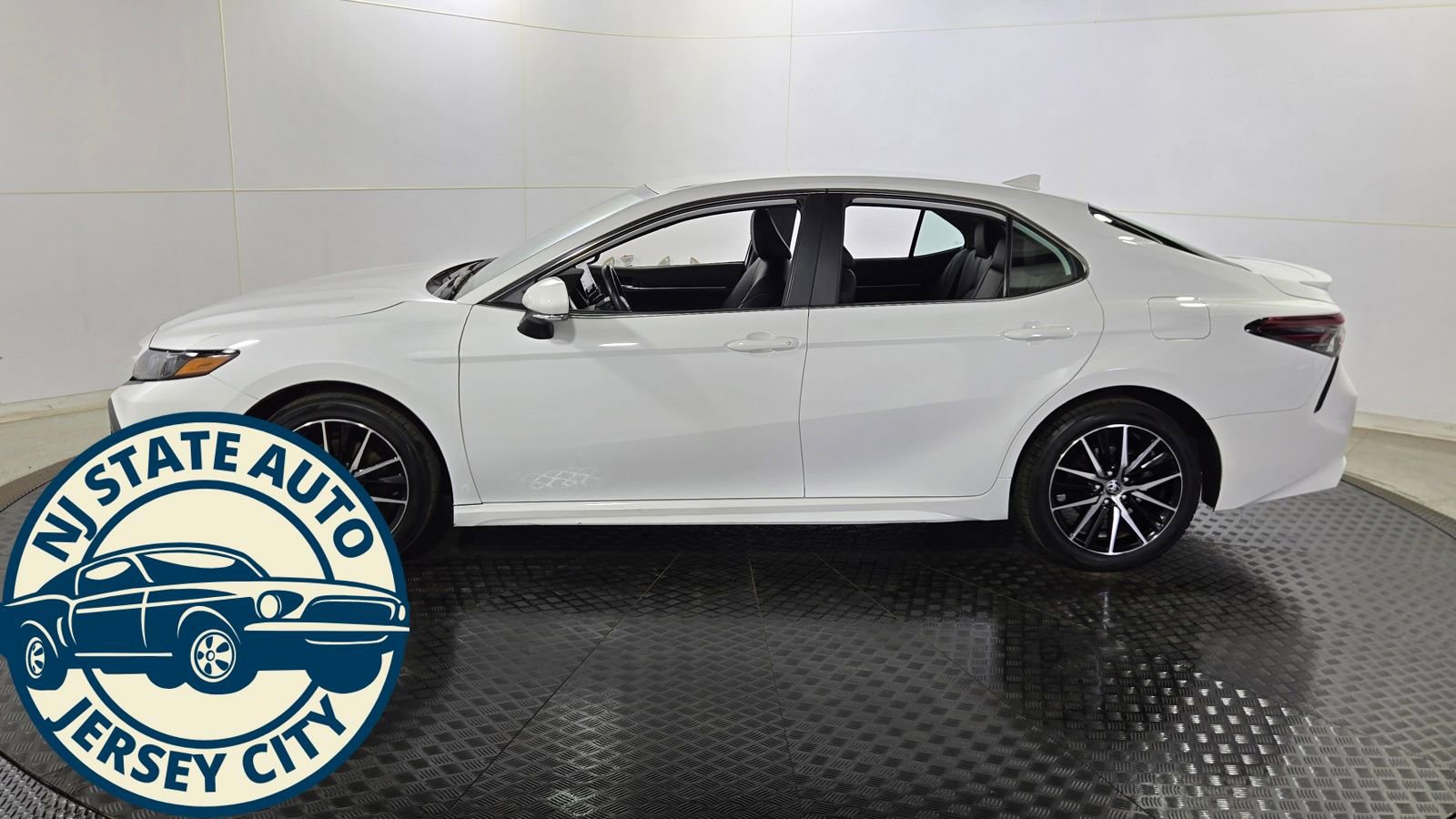 Used 2024 Toyota Camry SE image 4