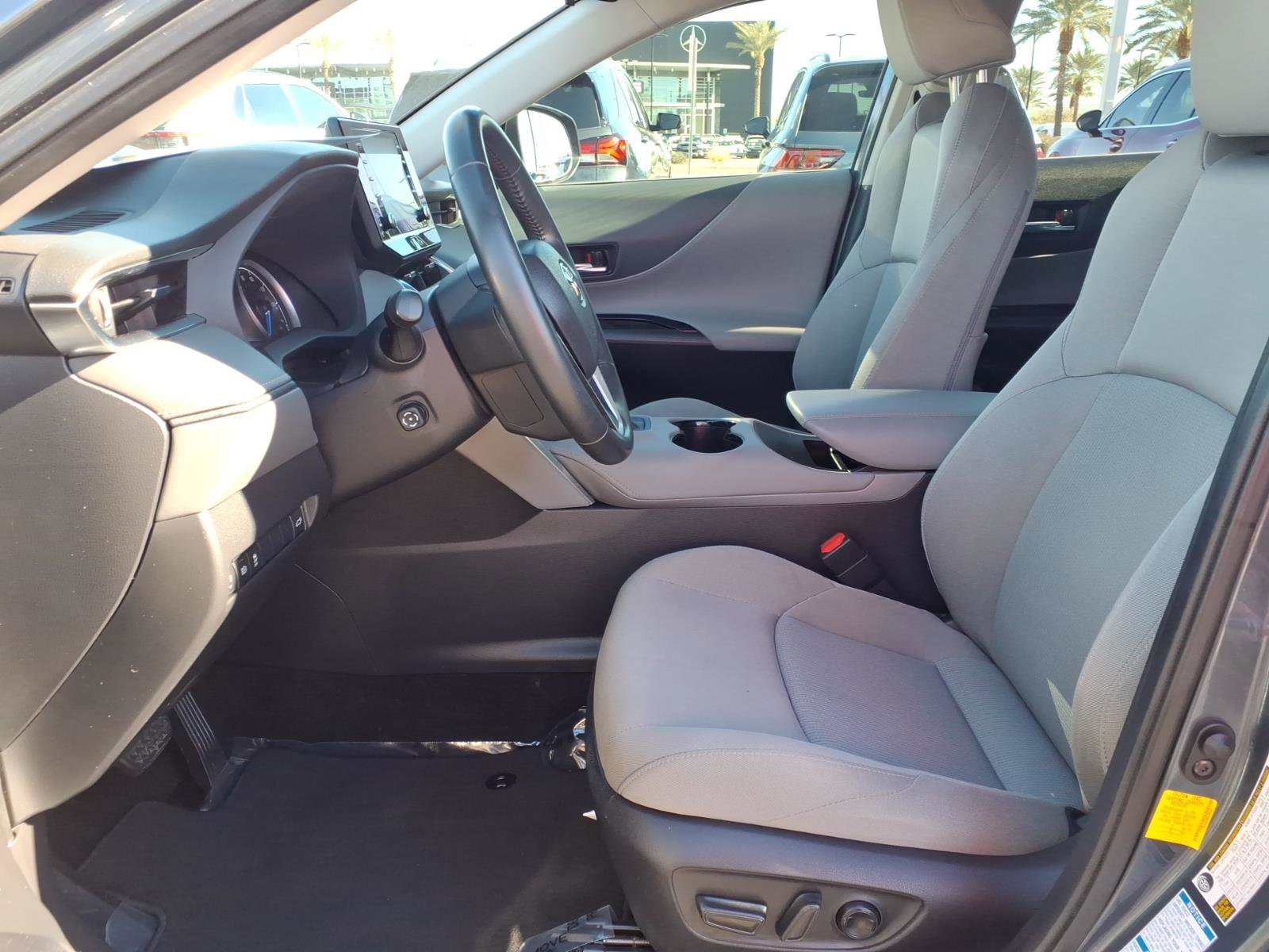 Used 2021 Toyota Venza LE w/ Carpet Mat Package (TMS) image 19