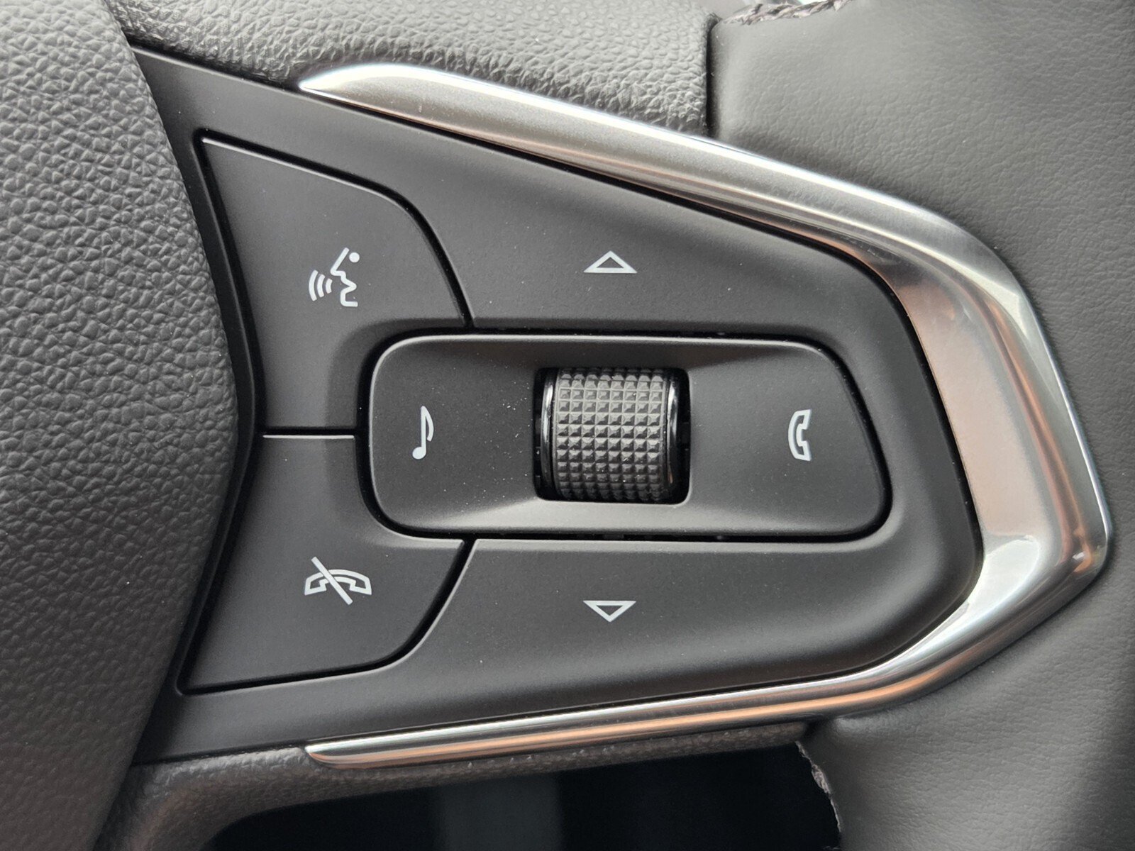 New 2026 Chevrolet Trax ACTIV w/ Sunroof Package FWD image 16