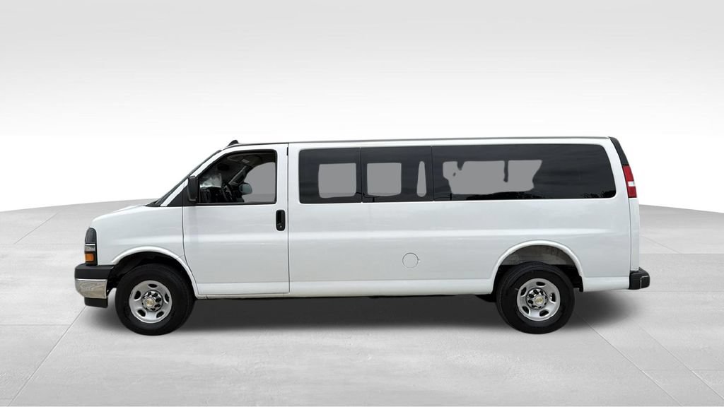 Used 2025 Chevrolet Express 3500 LT w/ LT Preferred Equipment Group RWD image 3