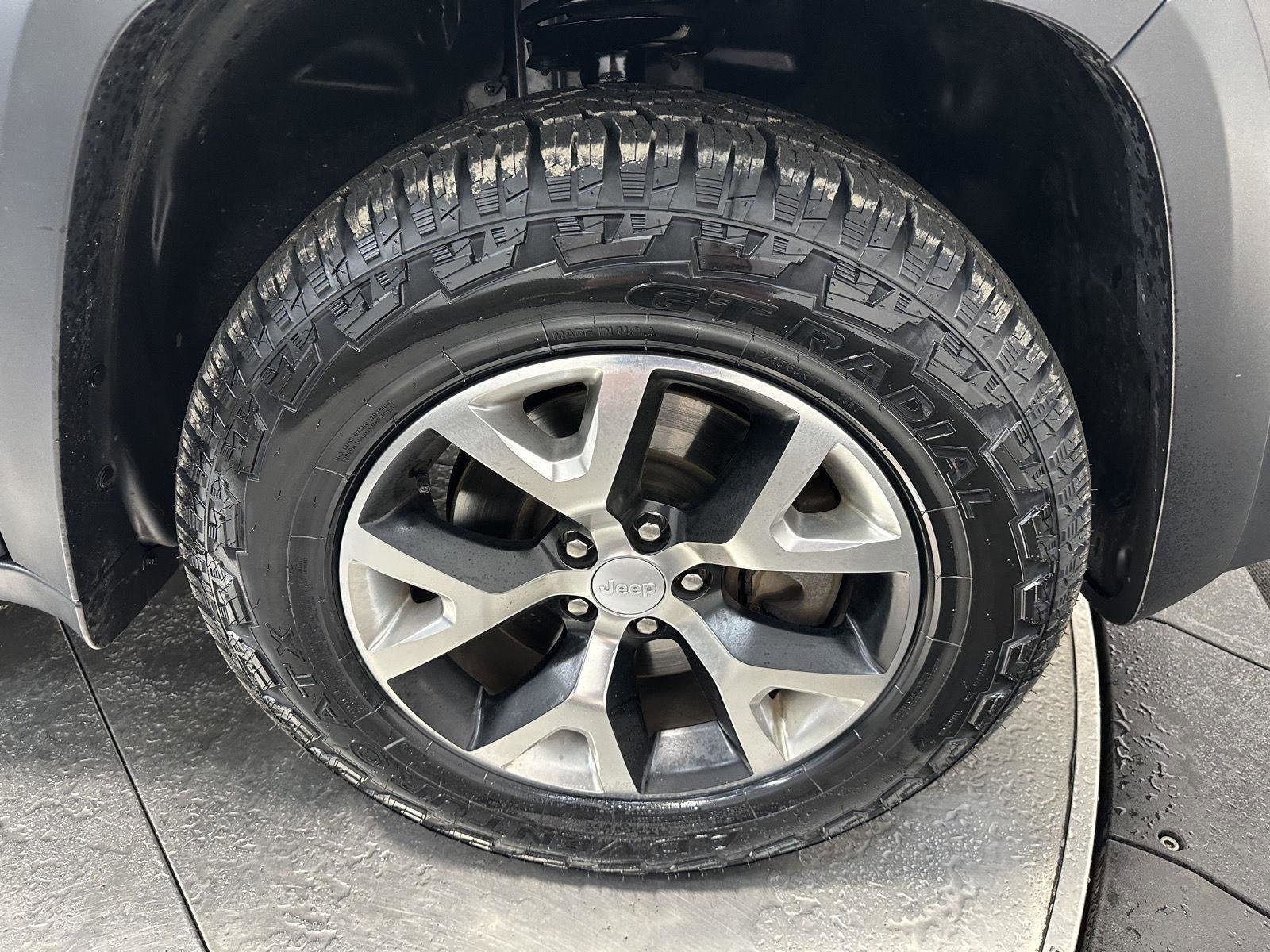 Used 2017 Jeep Cherokee Trailhawk image 12