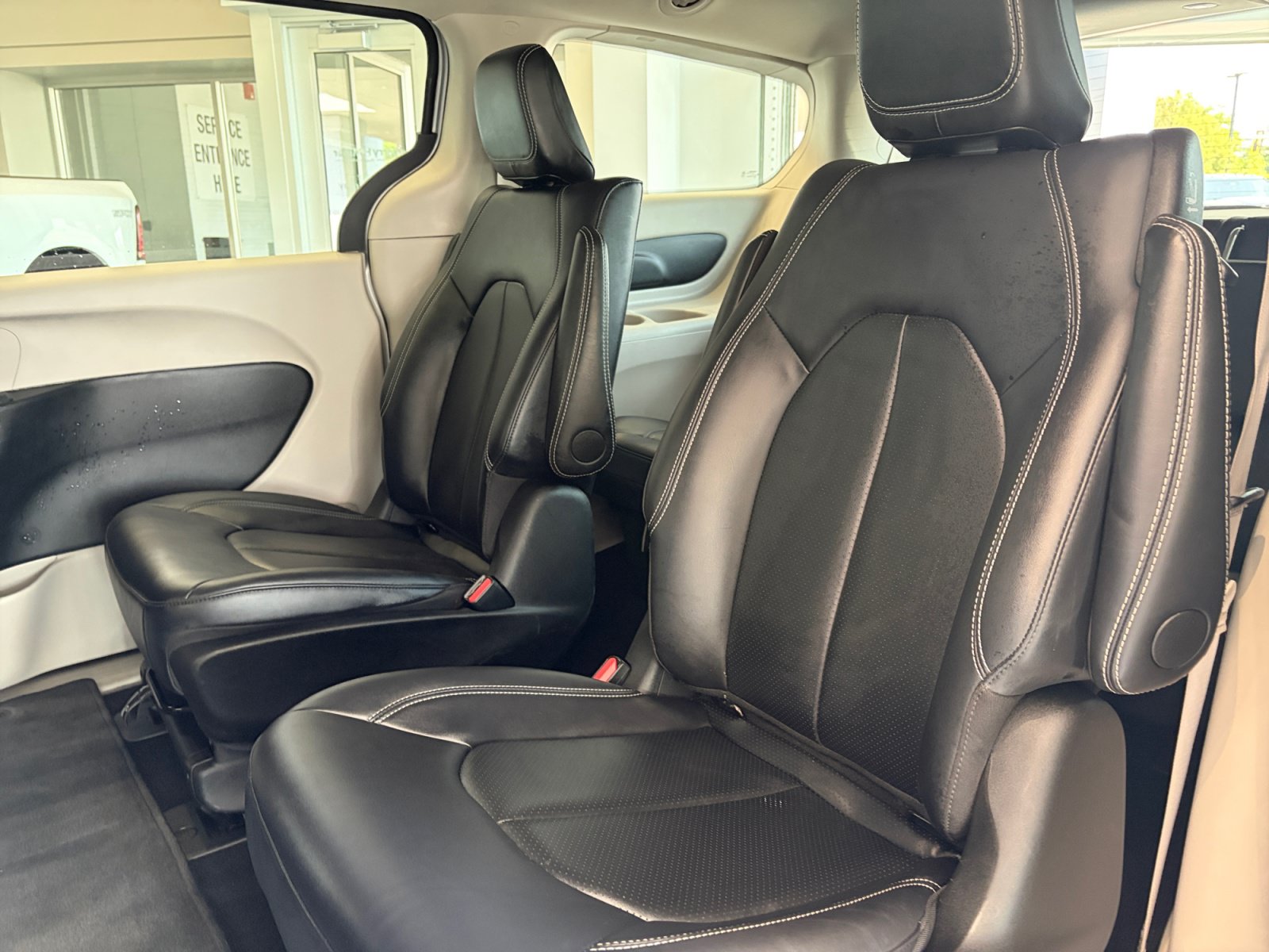 Used 2024 Chrysler Pacifica Limited FWD image 16