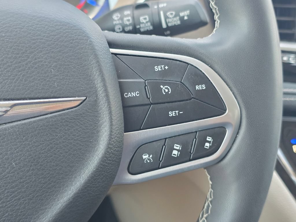 Certified 2024 Chrysler Pacifica Limited FWD image 36