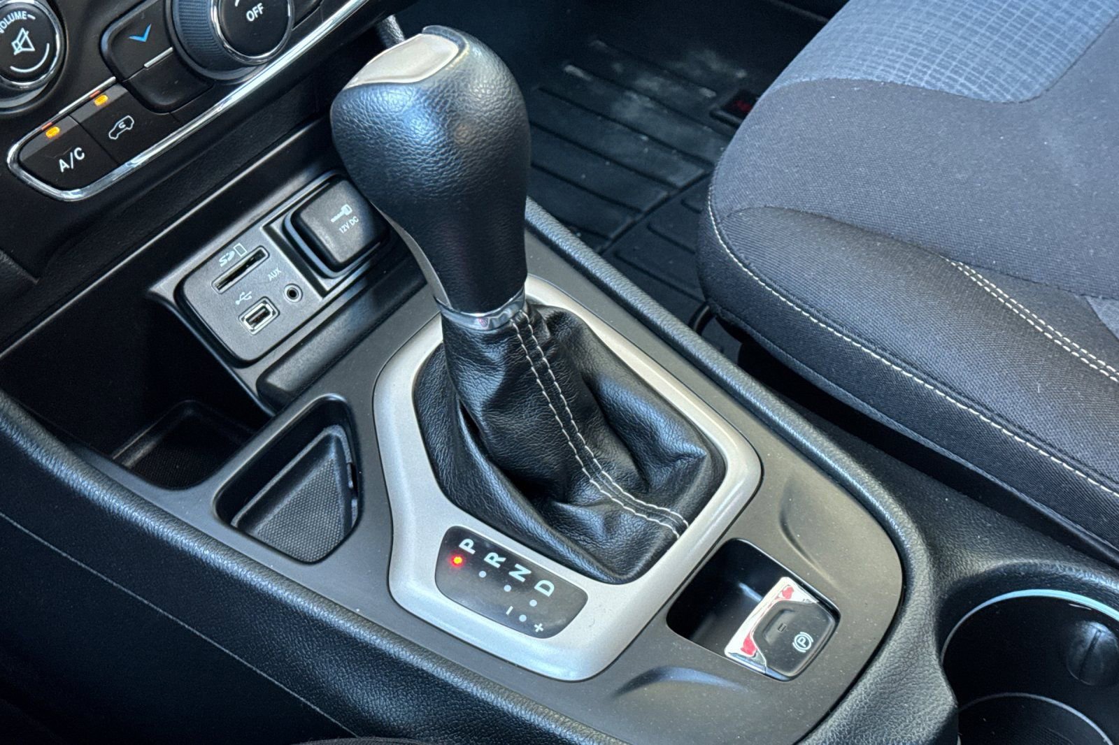 Used 2016 Jeep Cherokee Latitude FWD image 21
