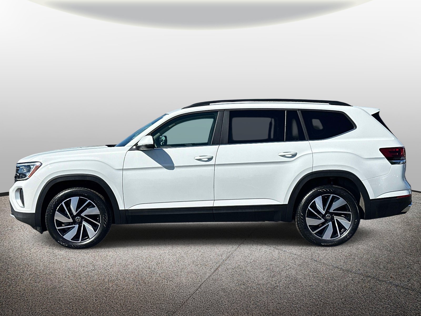 Used 2024 Volkswagen Atlas SE AWD/4WD image 2