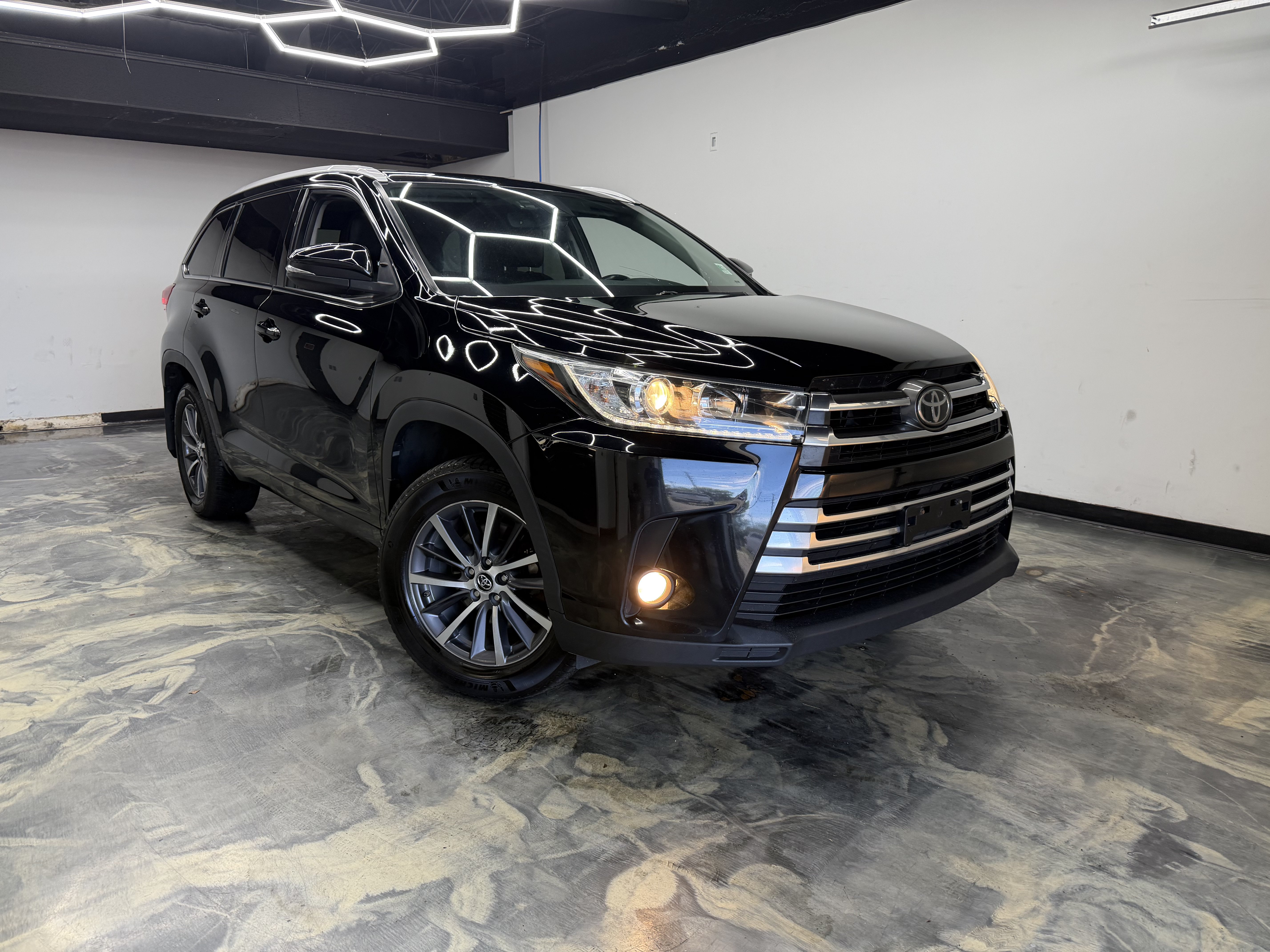 Used 2017 Toyota Highlander XLE AWD/4WD image 6