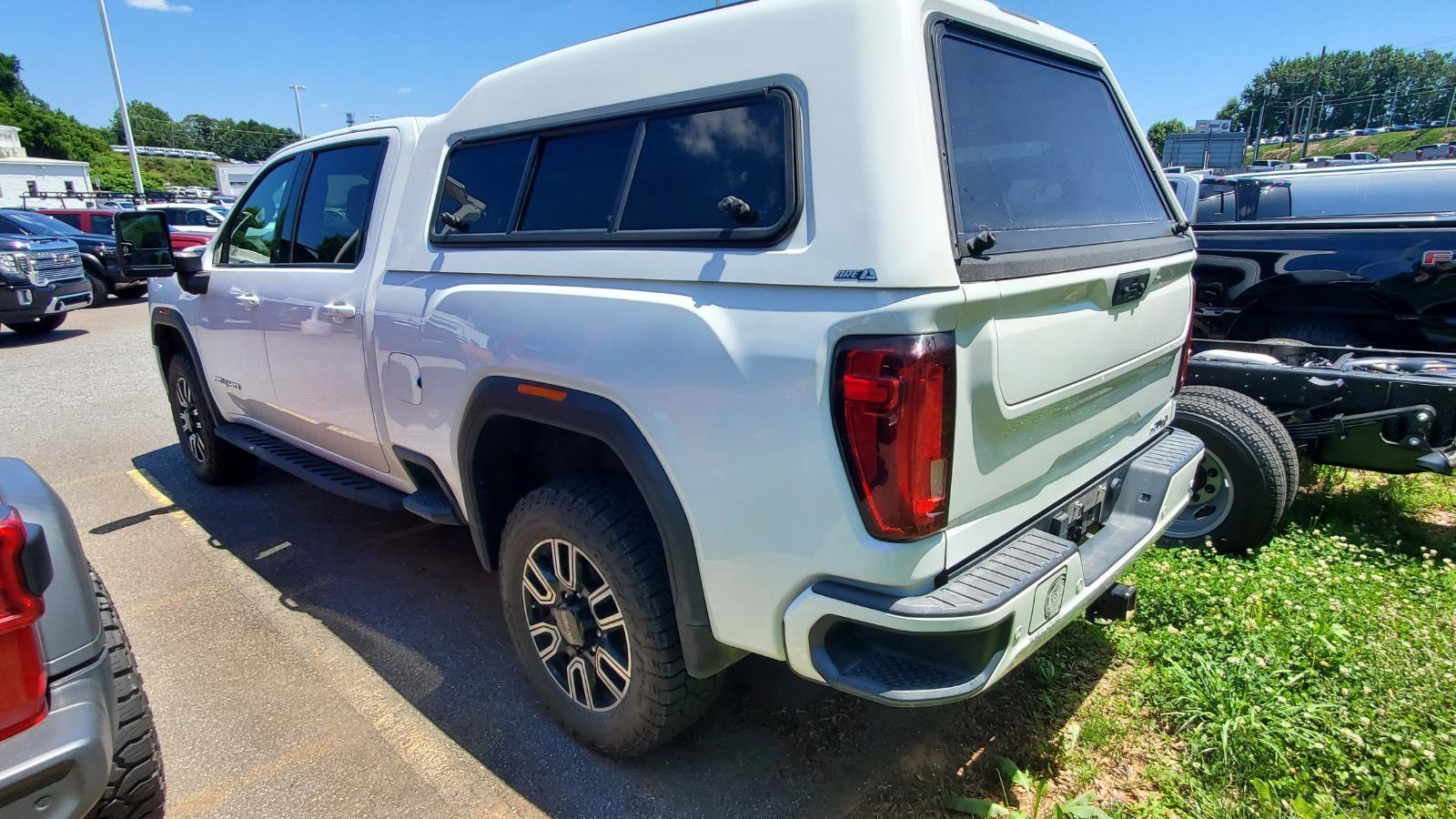 Used 2021 GMC Sierra 2500 AT4 w/ AT4 Premium Plus Package AWD/4WD image 8