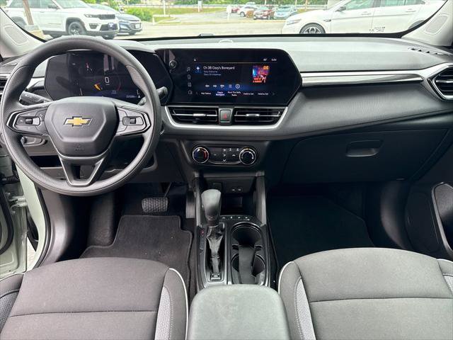 Used 2025 Chevrolet TrailBlazer LS w/ LS Confidence Package FWD image 25