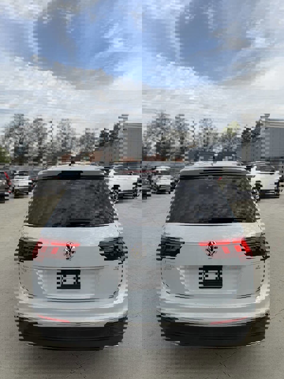 Used 2018 Volkswagen Tiguan SE w/ Panoramic Sunroof Package FWD image 6