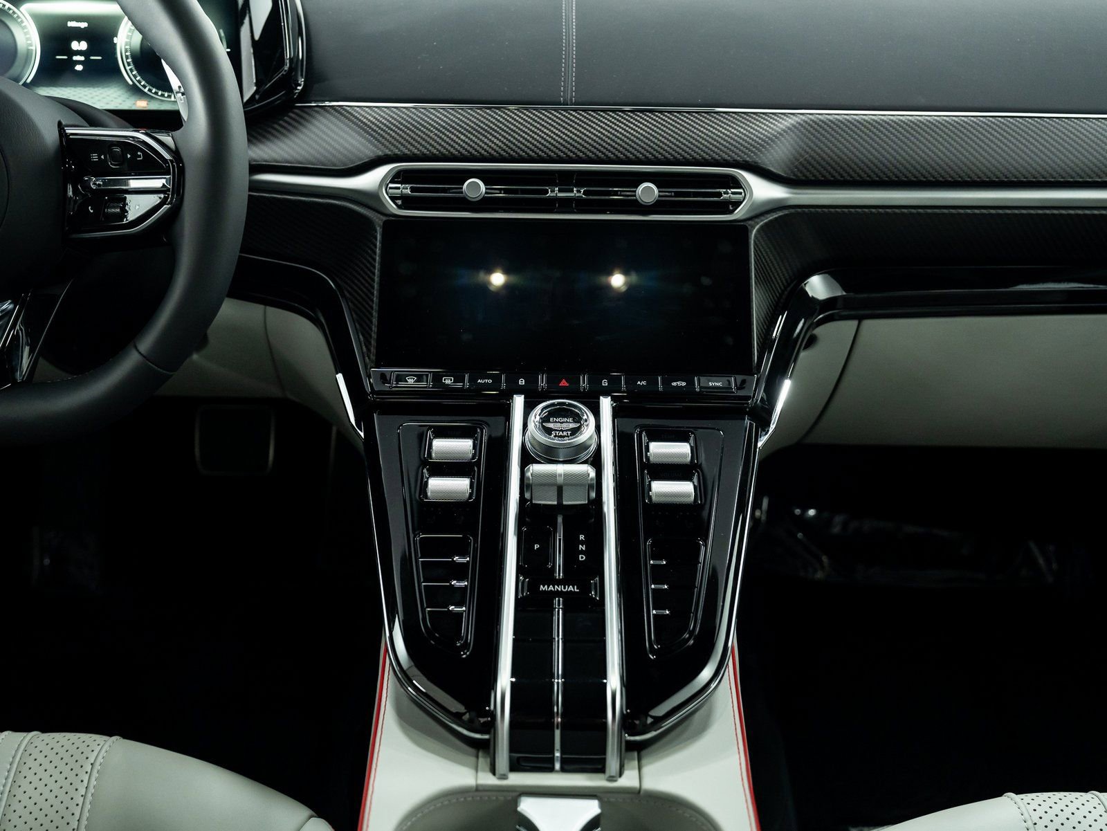 Used 2025 Aston Martin V8 Vantage Coupe RWD image 25