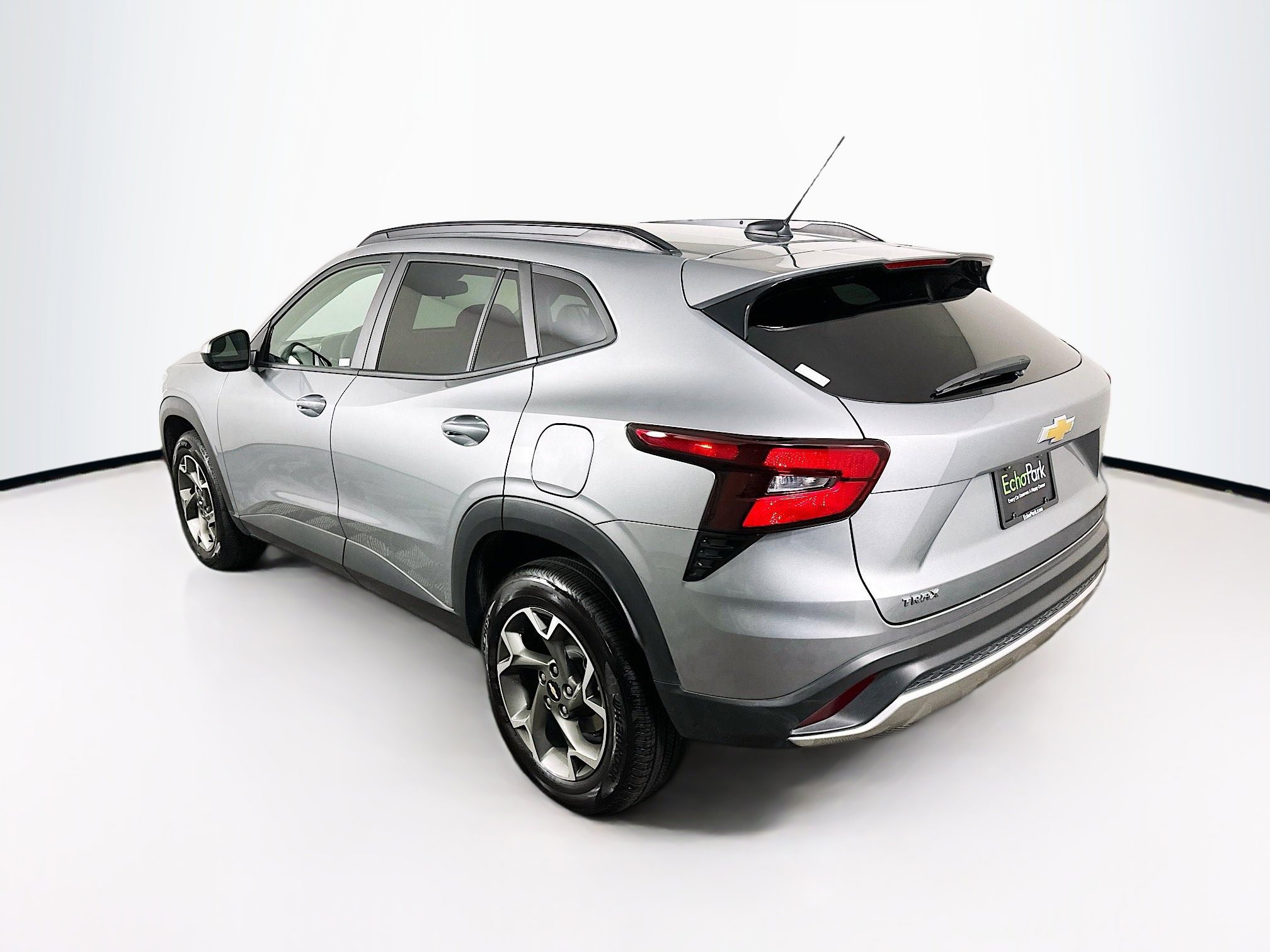 Used 2025 Chevrolet Trax LT w/ LT Convenience Package image 5