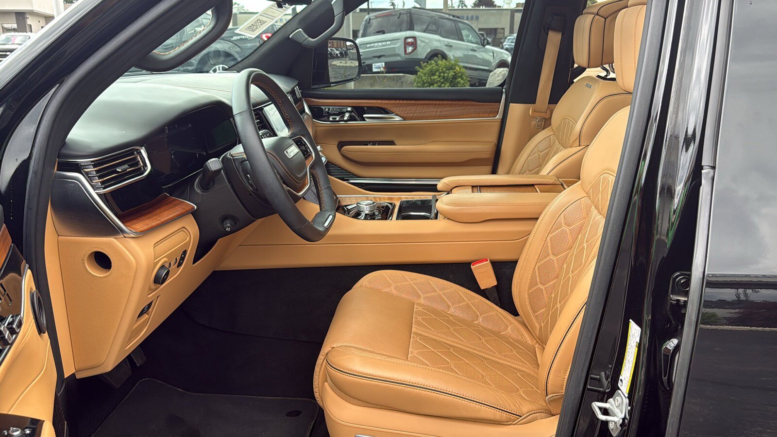 Used 2023 Jeep Grand Wagoneer L Series III w/ Rear Seat Video Group 1 AWD/4WD image 11