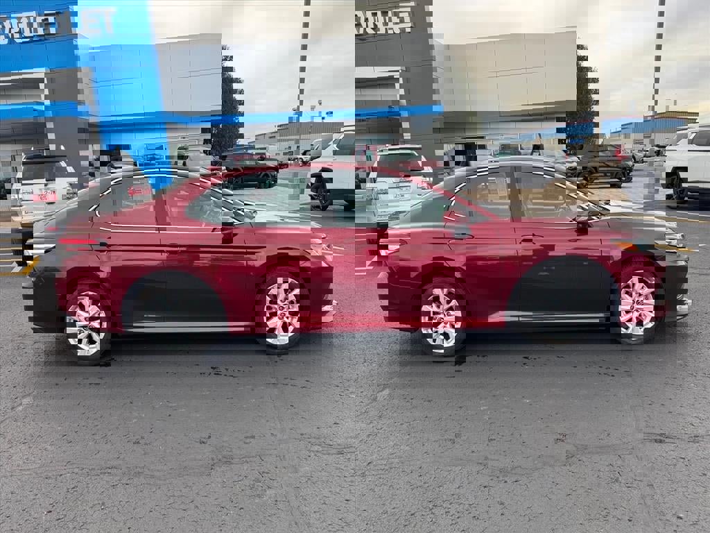 Used 2019 Toyota Camry LE image 2