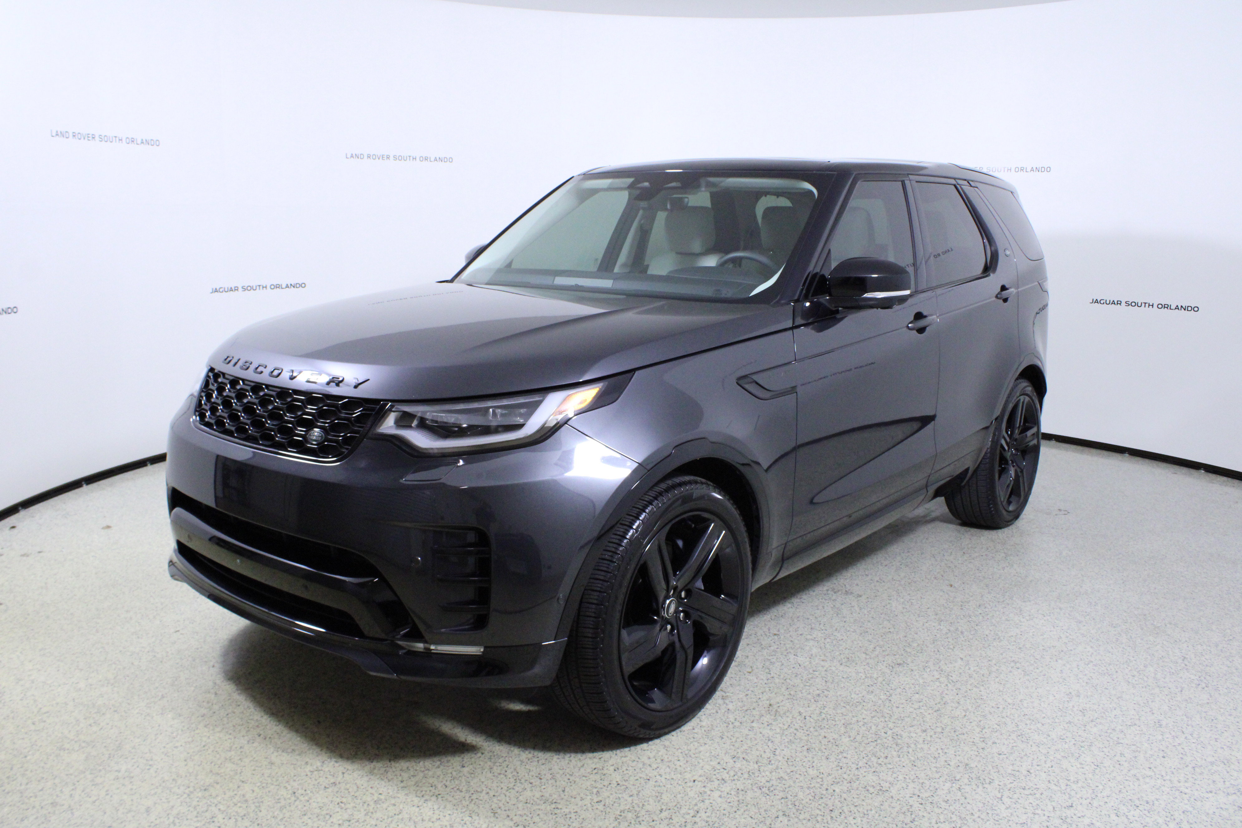 Used 2025 Land Rover Discovery Dynamic SE AWD/4WD image 4