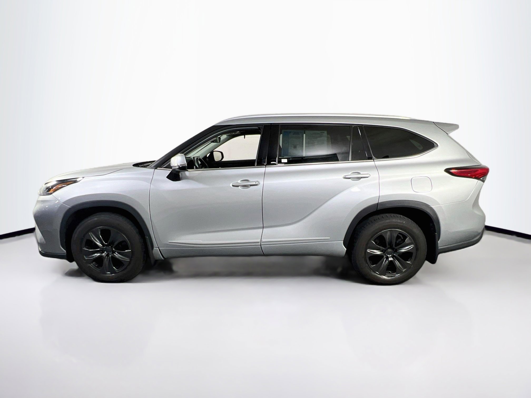 Used 2022 Toyota Highlander XLE AWD/4WD image 8