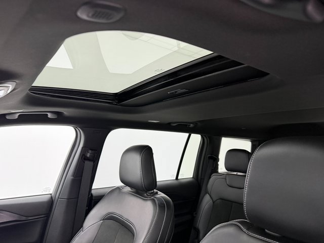 Used 2025 Jeep Grand Cherokee L Altitude image 12
