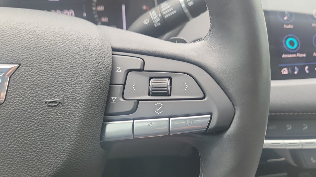Used 2023 Cadillac XT4 Luxury w/ Cold Weather Package FWD image 20