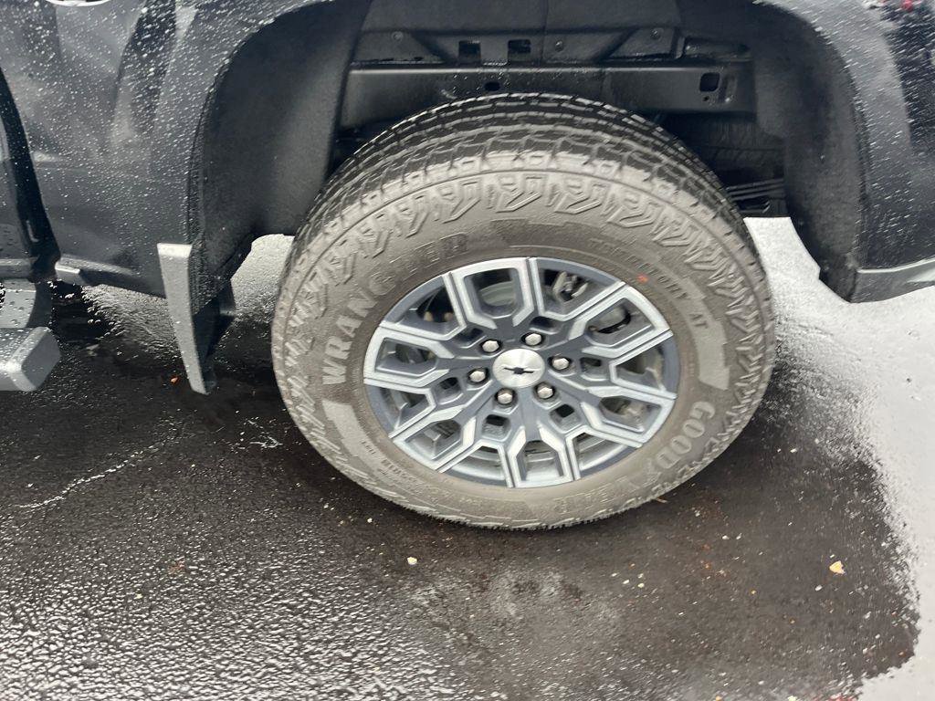 Used 2025 Chevrolet Colorado Z71 AWD/4WD image 30