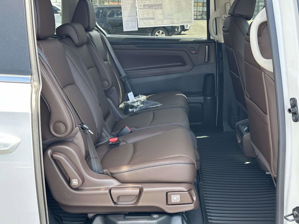 New 2026 Honda Odyssey Touring image 7