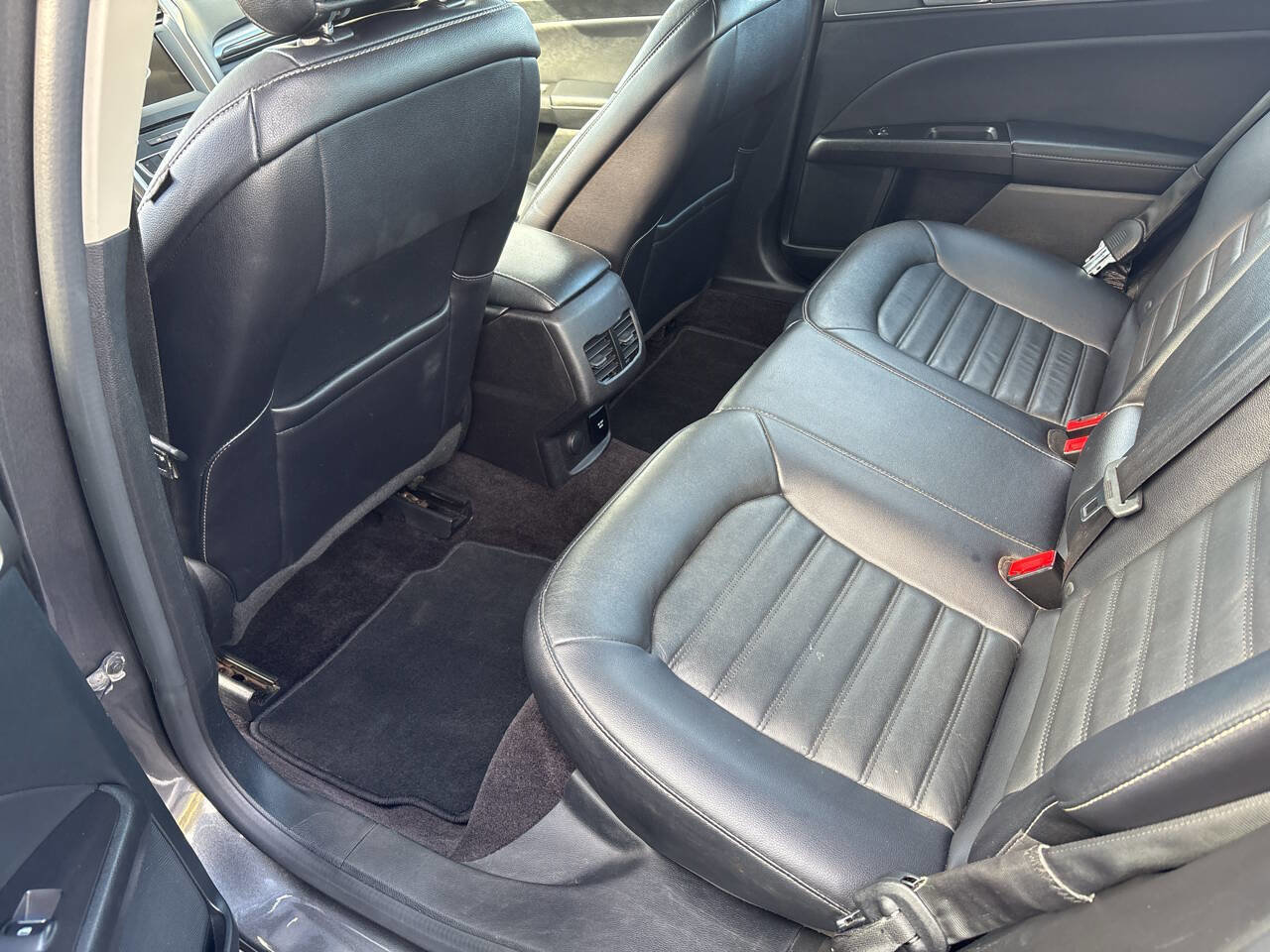 Used 2017 Ford Fusion SE w/ Fusion SE Technology Package image 7