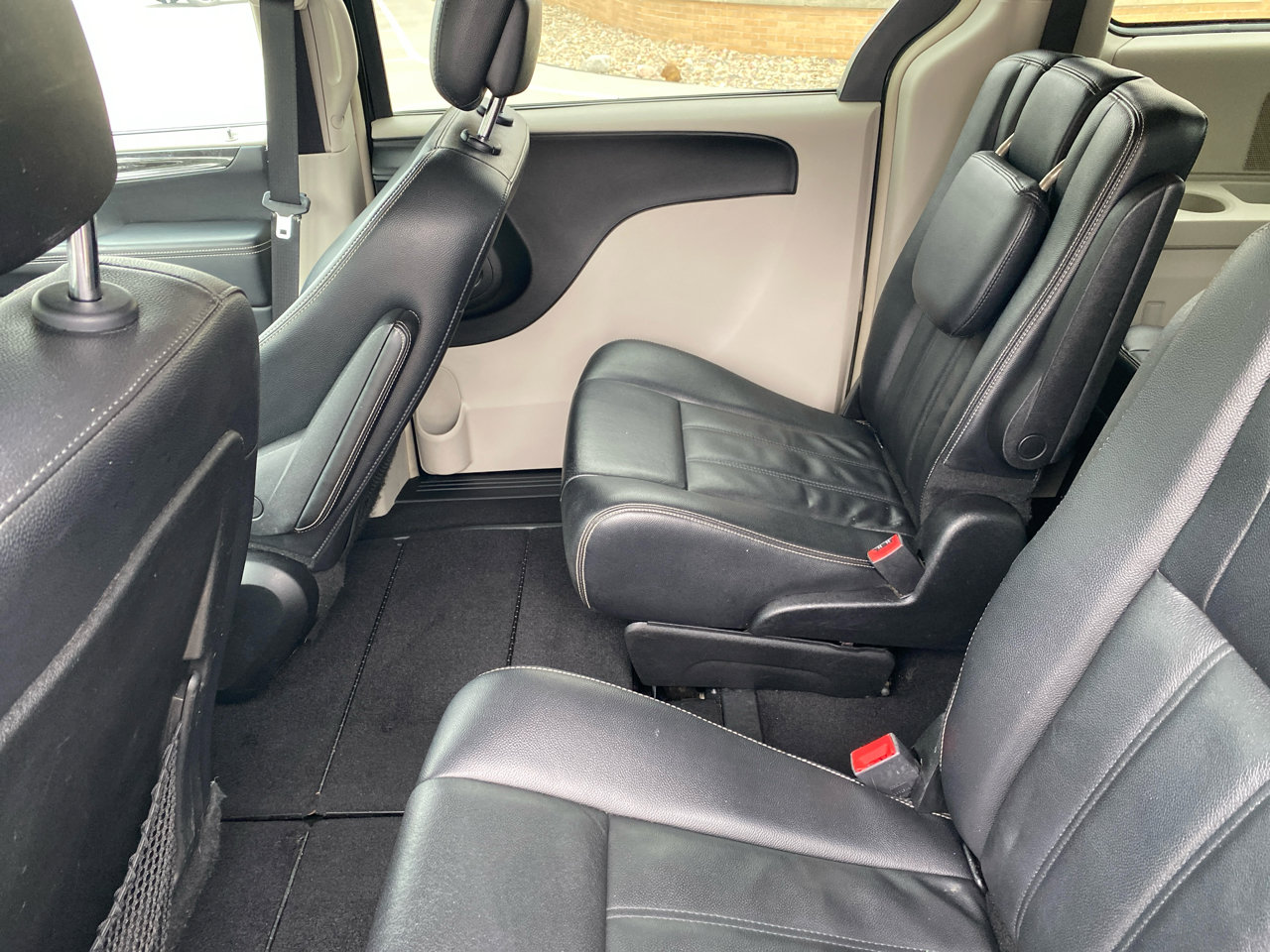 Used 2013 Chrysler Town & Country Touring image 14