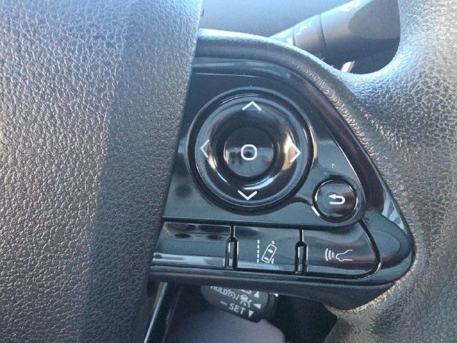 Used 2020 Toyota Prius L Eco w/ Carpet Mat Package FWD image 31