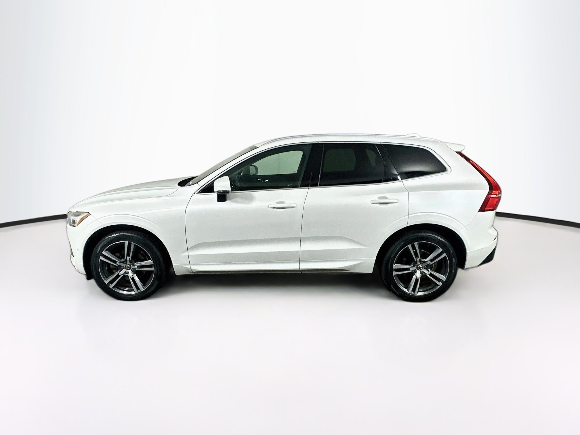 Used 2019 Volvo XC60 T5 Momentum w/ Multimedia Package FWD image 4