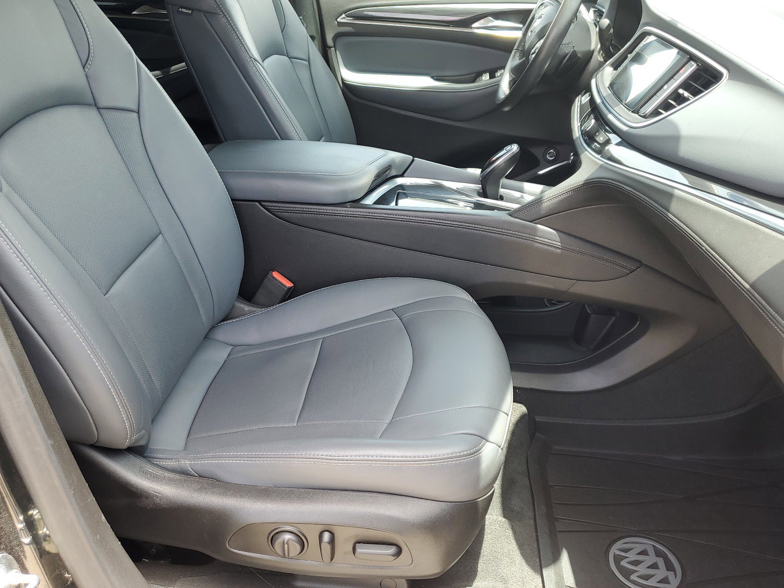 Used 2020 Buick Enclave Essence image 10