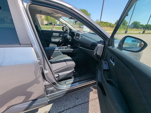 Used 2025 Nissan Rogue SV AWD/4WD image 3